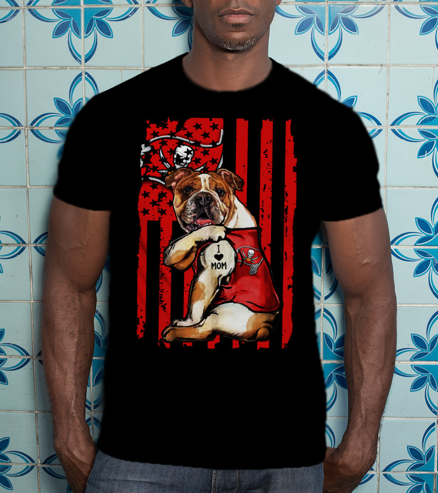 Bulldog I Love Mom Tampa Bay Buccaneers Flag Background T-Shirt