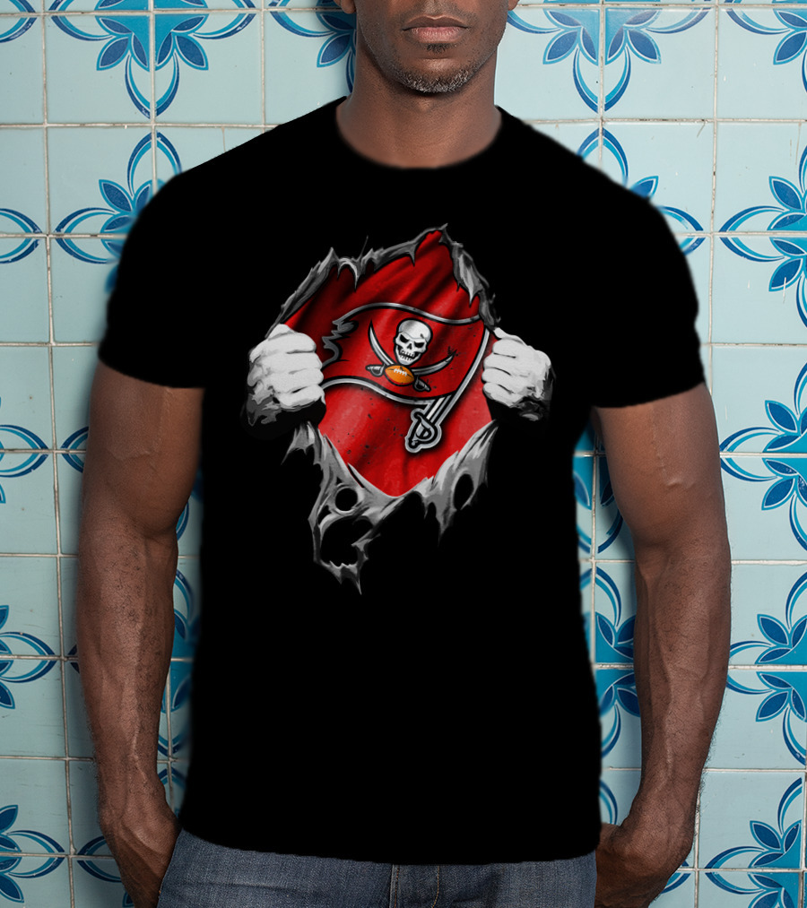 Torn V2 Tampa Bay Buccaneers Skull And Swords Flag T-Shirt