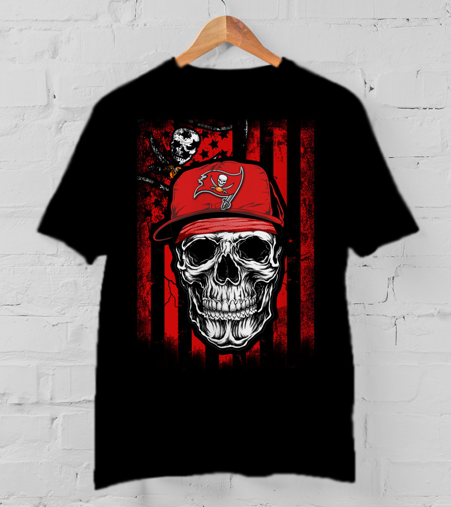 Skull With Tampa Bay Buccaneers Hat And Pirate Flag T-Shirt
