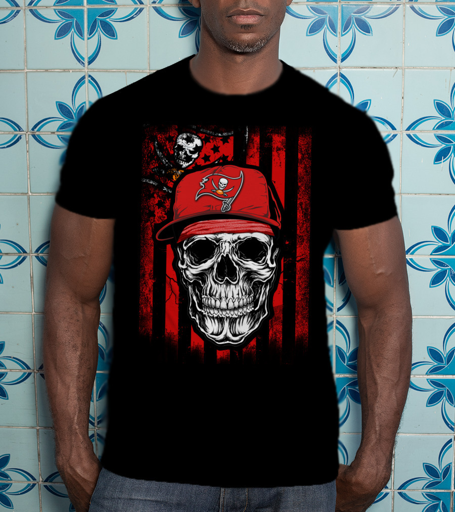 Skull With Tampa Bay Buccaneers Hat And Pirate Flag T-Shirt