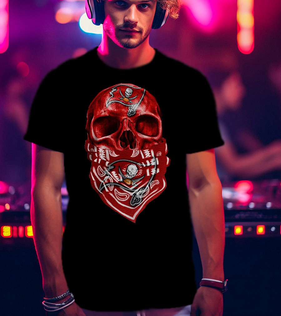 Skull V5 Tampa Bay Buccaneers Bandana Pirate Flag T-Shirt