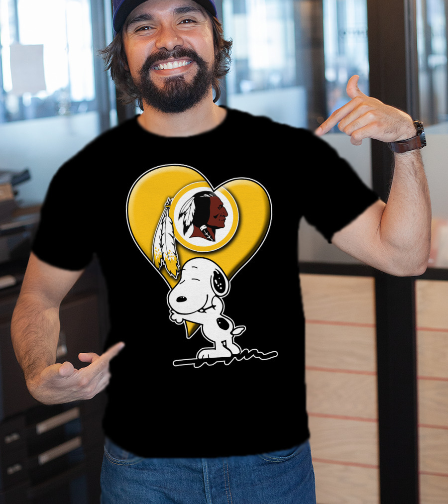 Snoopy Hugging Heart Washington Redskins T-Shirt