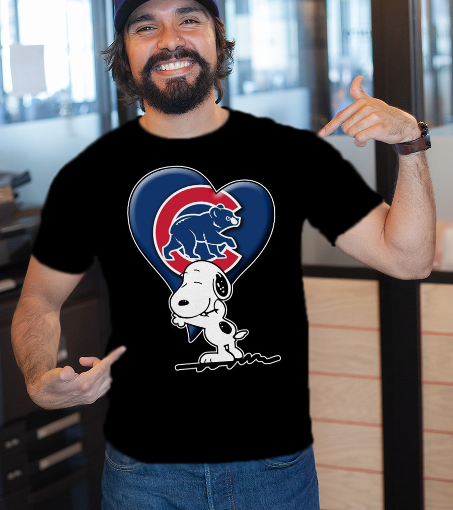 Snp V1 Chicago Cubs Snoopy Heart Hug T-Shirt