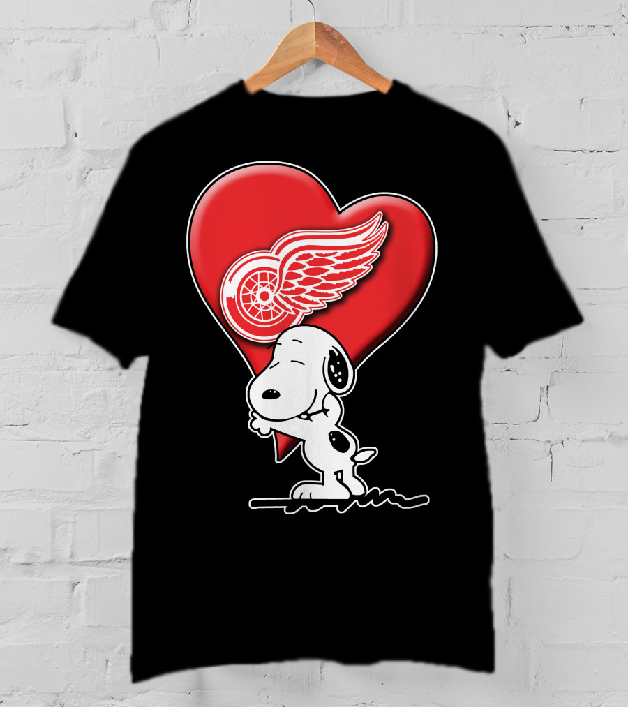 Snoopy Hugging Heart Detroit Red Wings T-Shirt