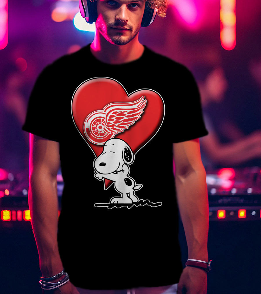 Snoopy Hugging Heart Detroit Red Wings T-Shirt