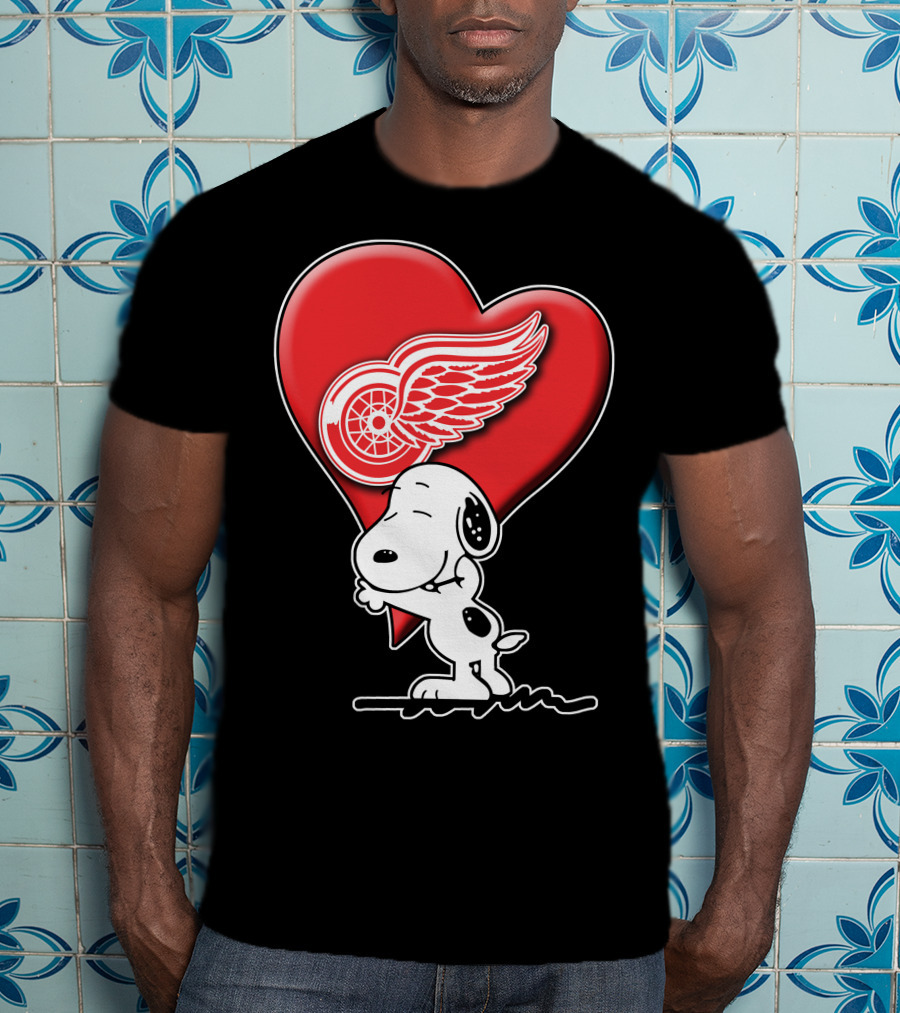 Snoopy Hugging Heart Detroit Red Wings T-Shirt
