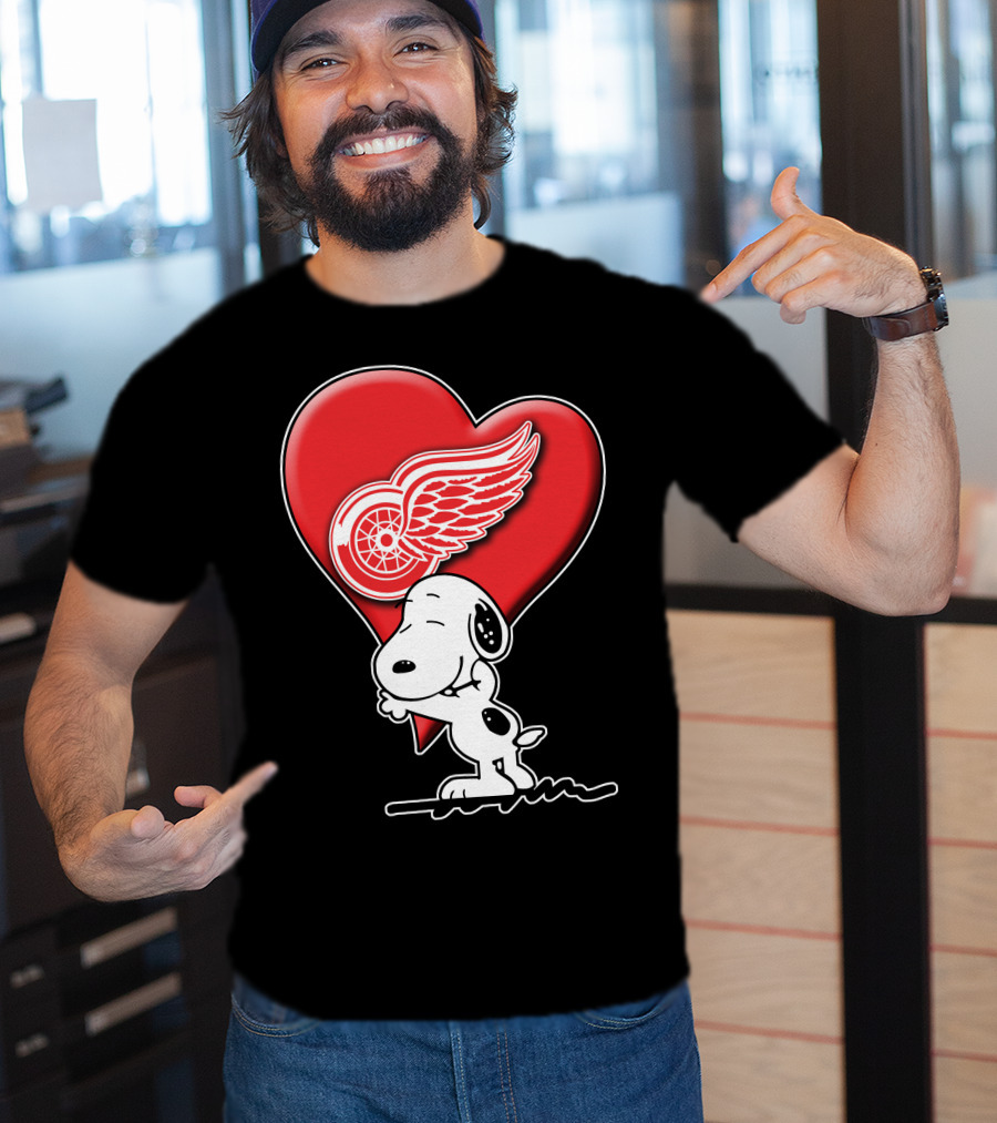 Snoopy Hugging Heart Detroit Red Wings T-Shirt