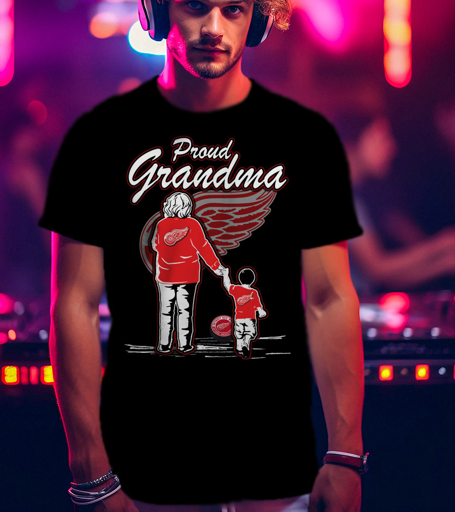 Proud Grandma Detroit Red Wings Family Bonding Winged Wheel Fans T-Shirt