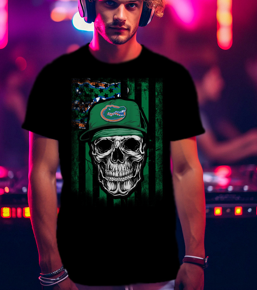 Skull With Florida Gators Hat On Grunge American Flag Background T-Shirt