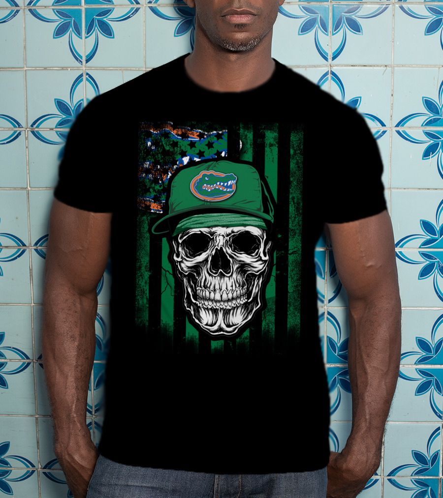 Skull With Florida Gators Hat On Grunge American Flag Background T-Shirt