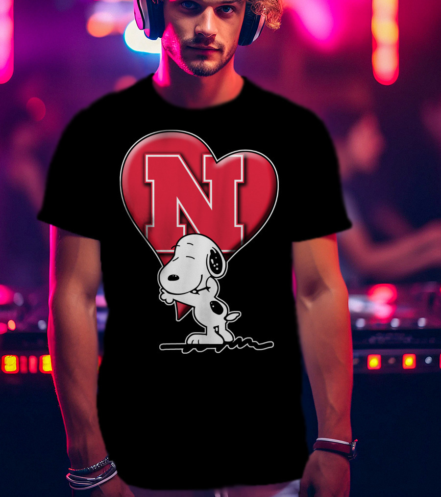 Snp V1 Nebraska Cornhuskers Snoopy Hugging Red Heart N T-Shirt