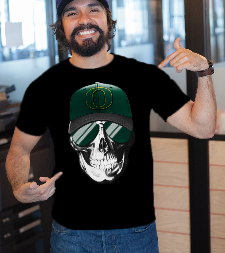 Oregon Ducks Skull With Green Hat And Reflective Glasses T-Shirt
