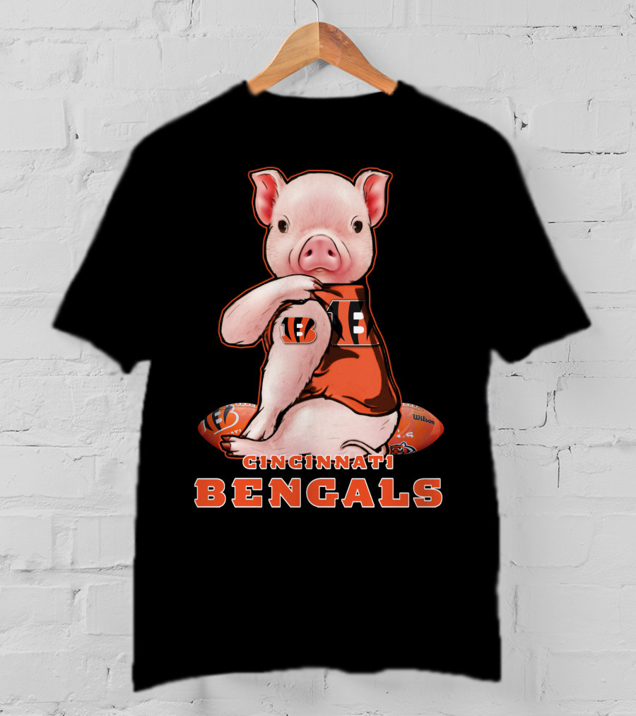 CINCINNATI BENGALS Pig Holding Football T-Shirt