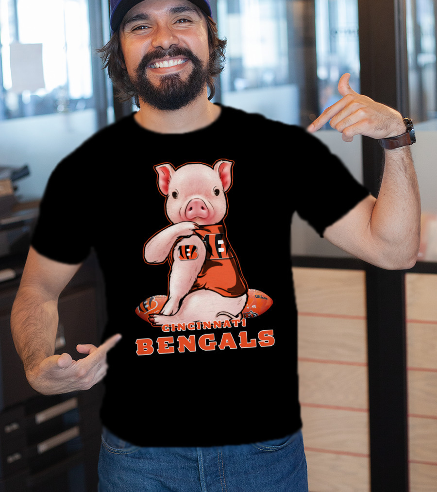 CINCINNATI BENGALS Pig Holding Football T-Shirt