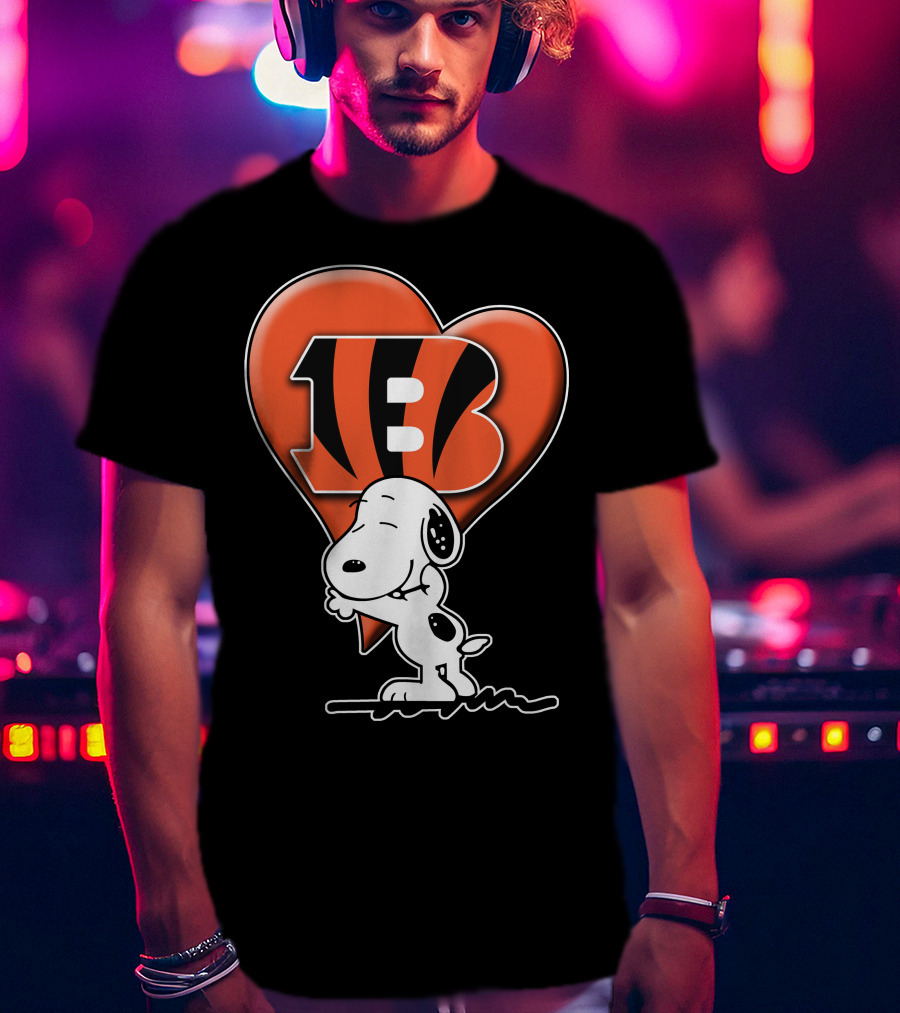 Snoopy Hugging Cincinnati Bengals Heart T-Shirt
