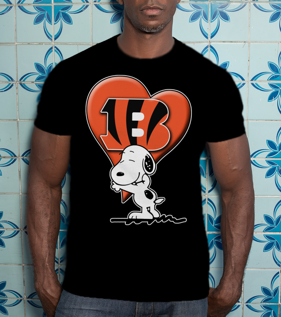 Snoopy Hugging Cincinnati Bengals Heart T-Shirt