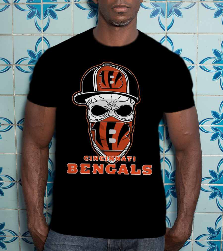 CINCINNATI BENGALS Skull Wearing Logo Hat And Bandana T-Shirt