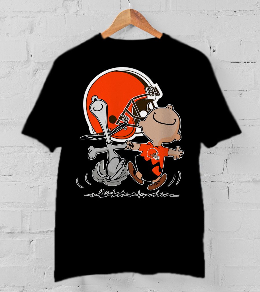 Cleveland Browns 06 Peanuts Dancing With Snoopy And Charlie Brown In Front Of Helmet T-Shirt