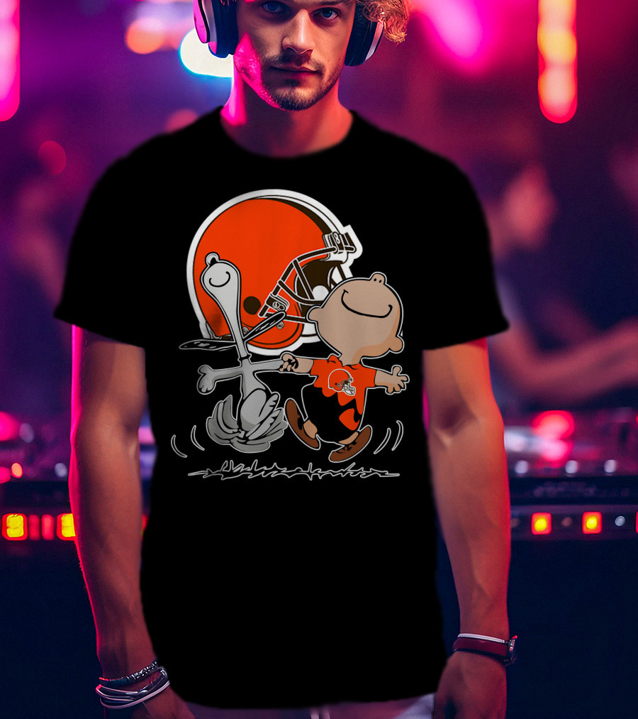 Cleveland Browns 06 Peanuts Dancing With Snoopy And Charlie Brown In Front Of Helmet T-Shirt