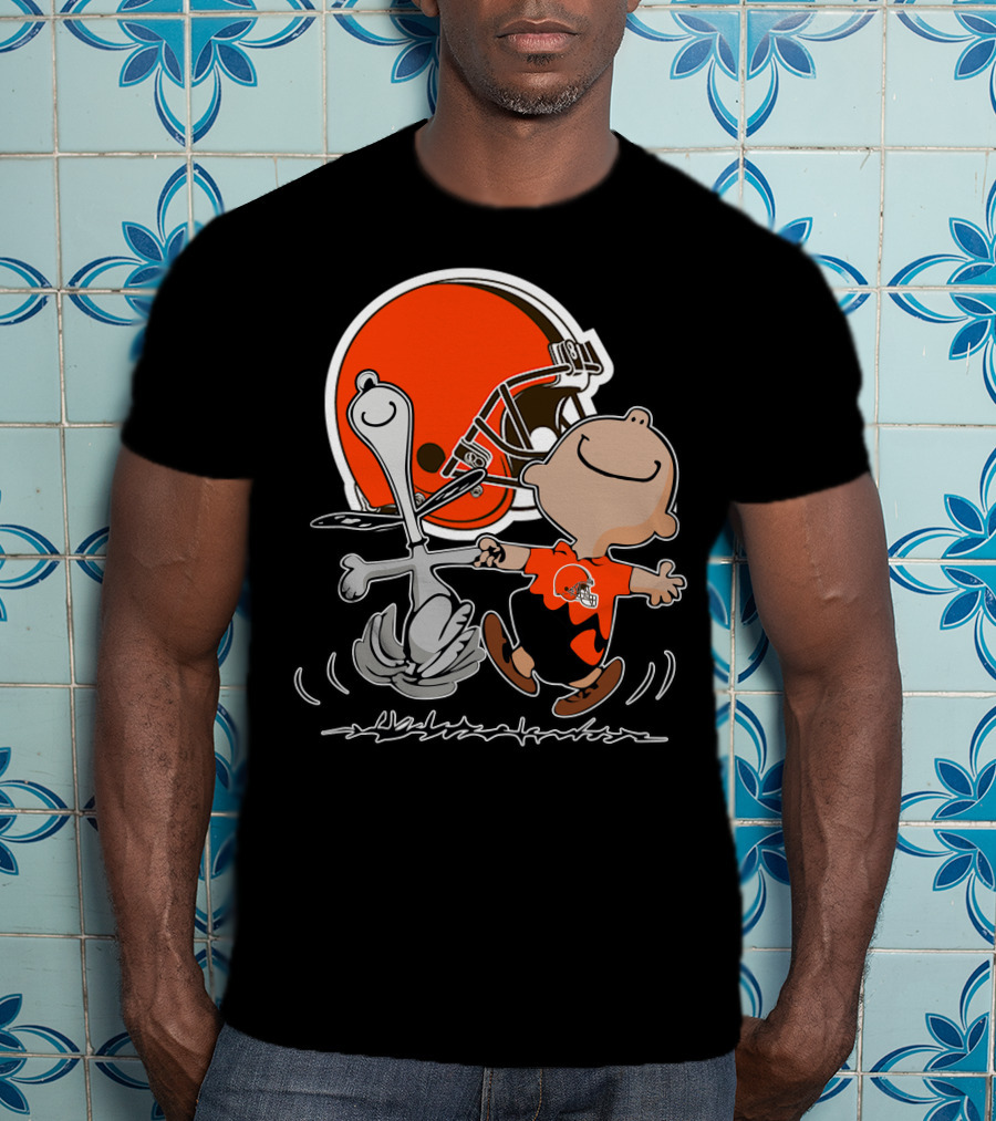 Cleveland Browns 06 Peanuts Dancing With Snoopy And Charlie Brown In Front Of Helmet T-Shirt