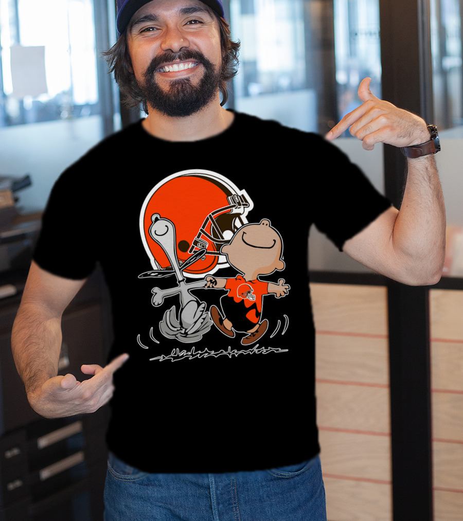 Cleveland Browns 06 Peanuts Dancing With Snoopy And Charlie Brown In Front Of Helmet T-Shirt