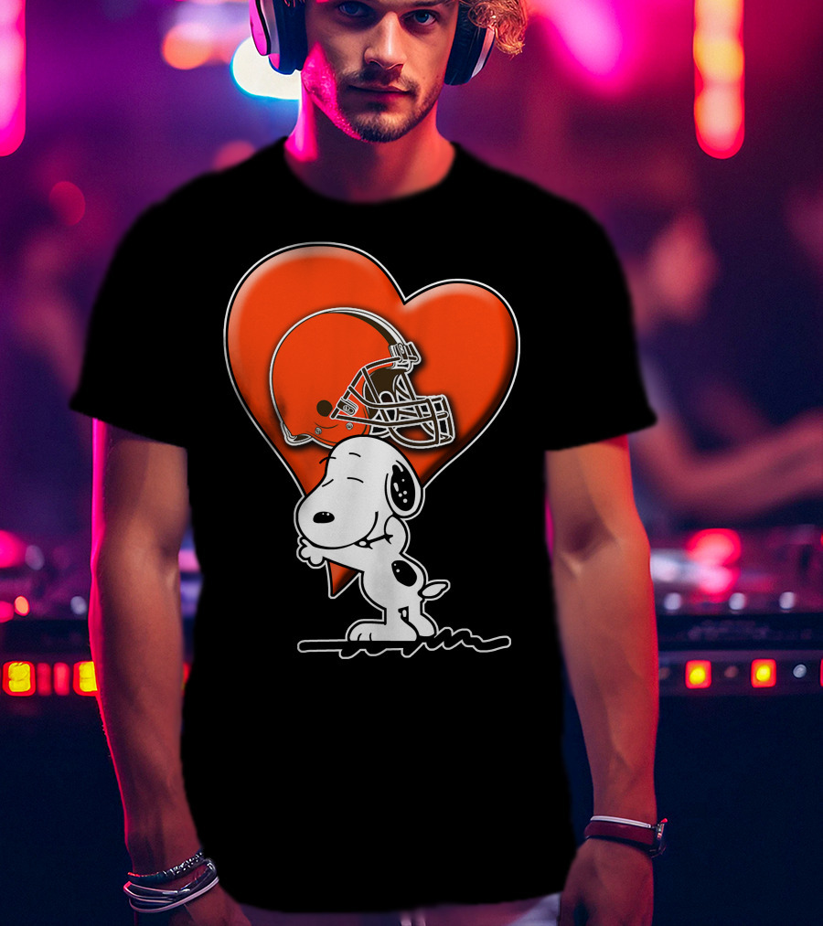 Snp CLEVELAND BROWNS Snoopy Hugging Heart Football Helmet T-Shirt
