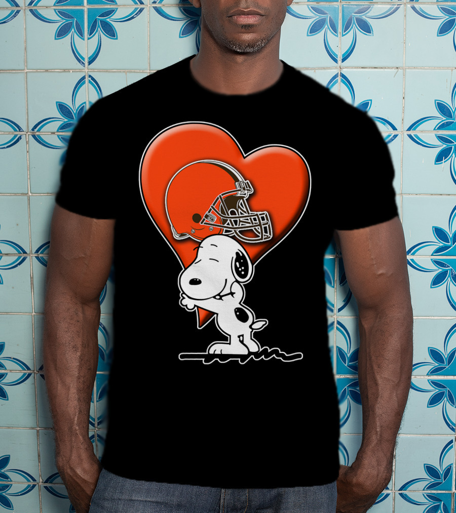 Snp CLEVELAND BROWNS Snoopy Hugging Heart Football Helmet T-Shirt
