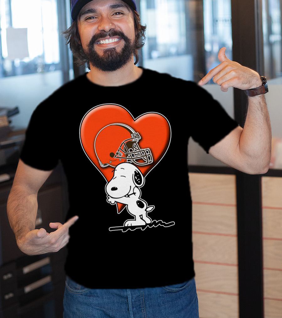 Snp CLEVELAND BROWNS Snoopy Hugging Heart Football Helmet T-Shirt