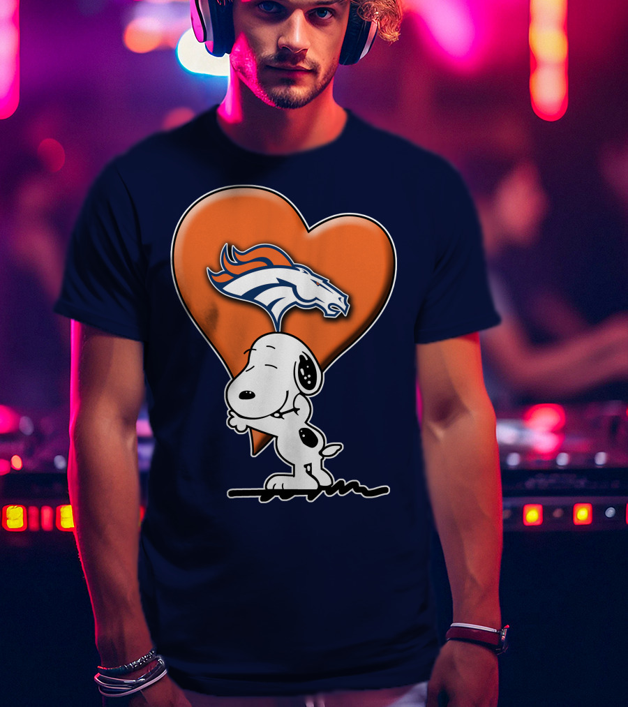 Snp V1 Denver Broncos Snoopy Hugging Heart T-Shirt