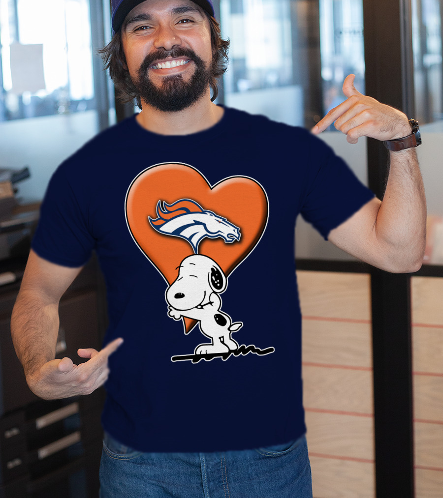 Snp V1 Denver Broncos Snoopy Hugging Heart T-Shirt
