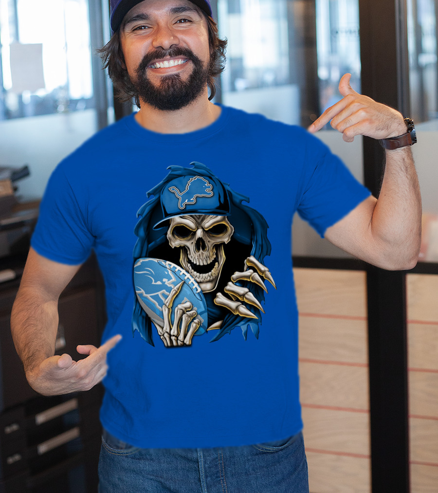 Skullbong Detroit Lions Skeleton Holding Football In Detroit Lions Cap T-Shirt