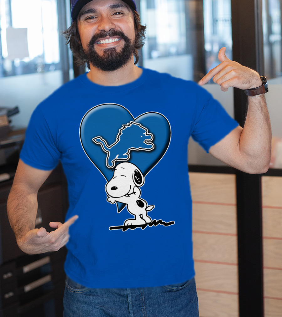 Snp DETROIT LIONS Blue Heart Snoopy Hugging Lion T-Shirt
