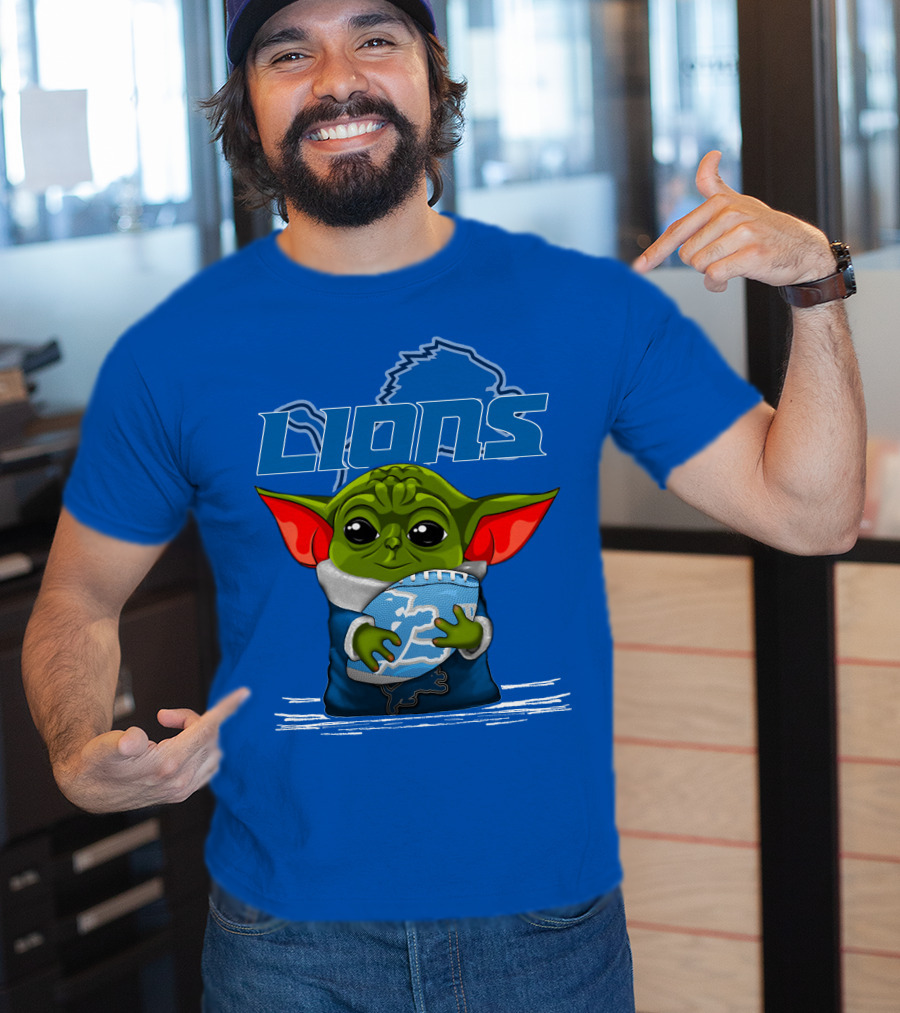 Yoda Holding Football DETROIT LIONS T-Shirt