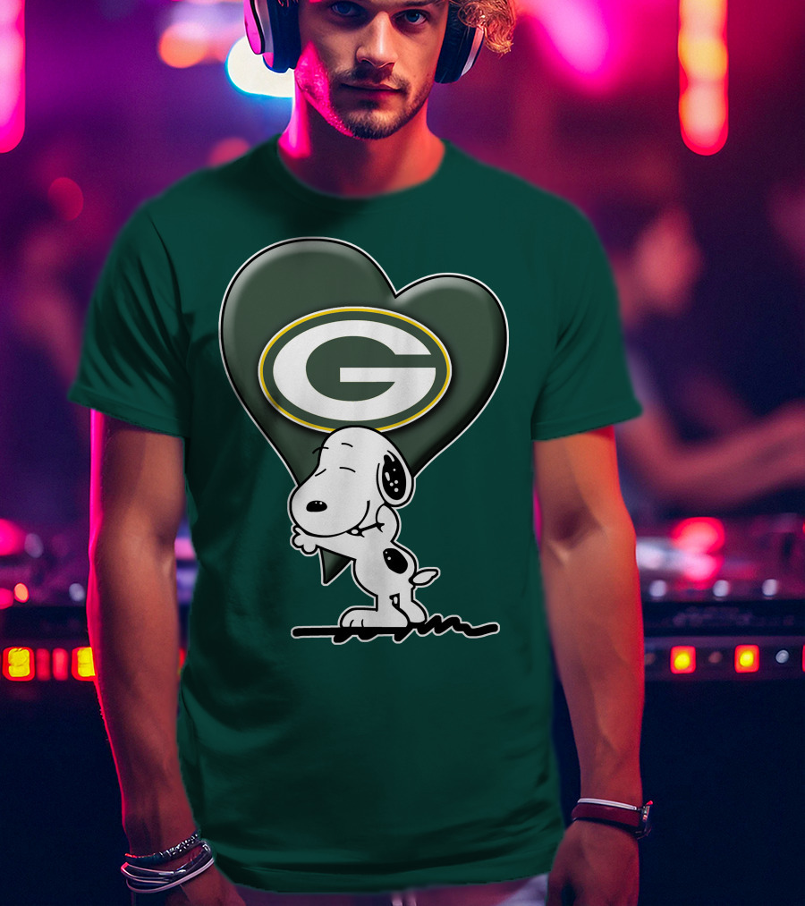 Snoopy Hugging Heart With Green Bay Packers T-Shirt