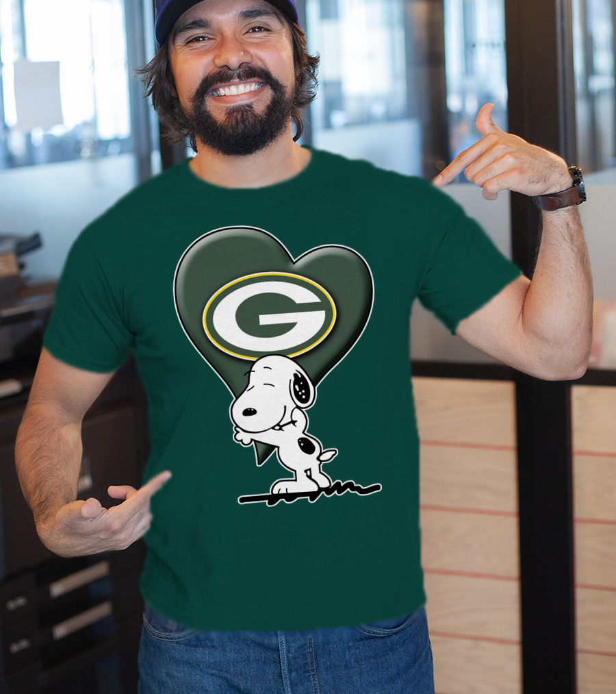 Snoopy Hugging Heart With Green Bay Packers T-Shirt