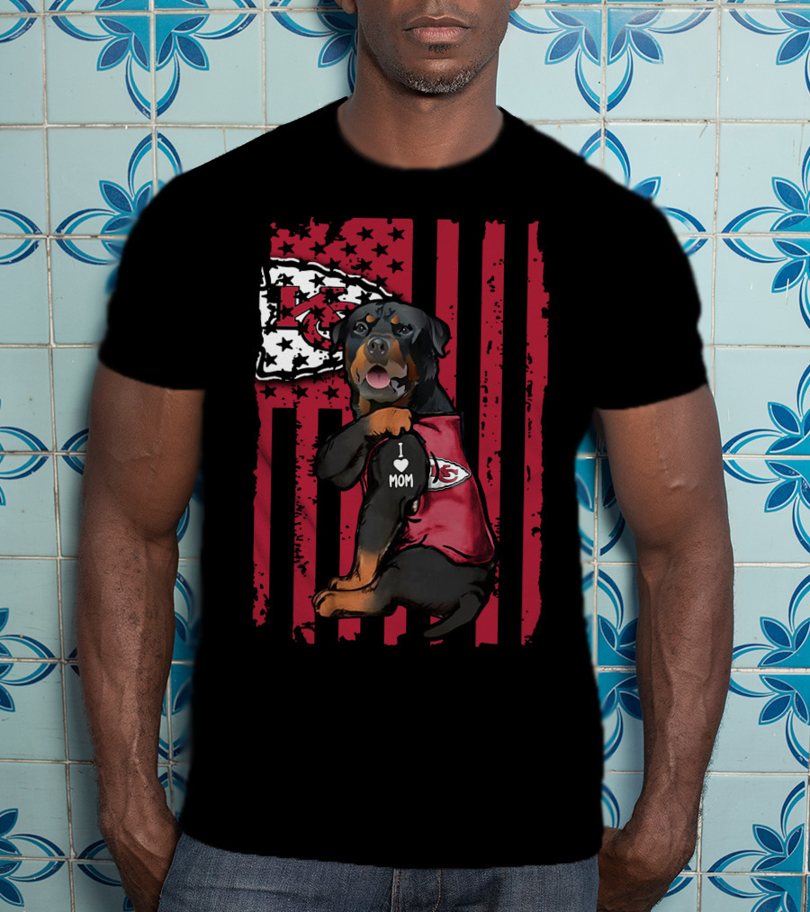 Kansas City Chiefs Rottweiler I Love Mom Flag Background T-Shirt