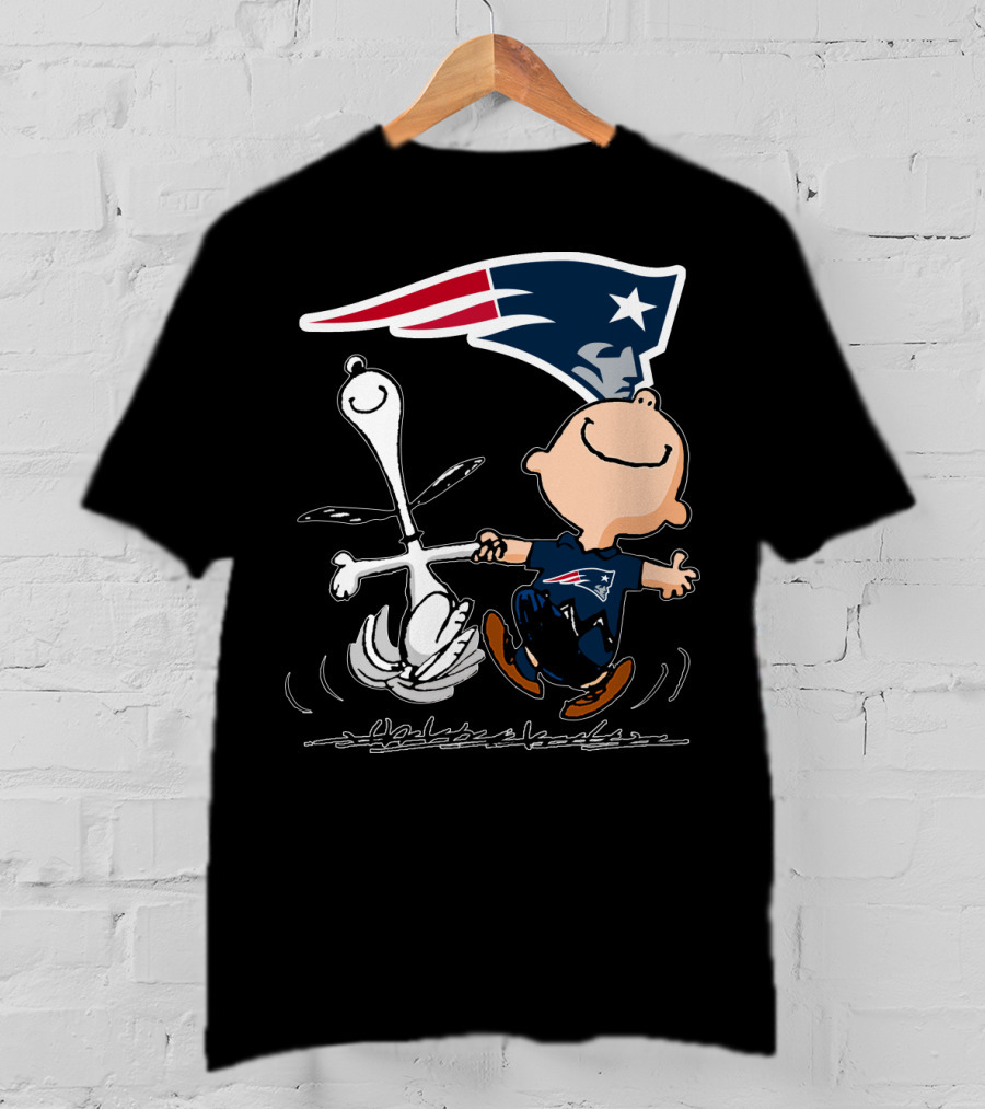 Snoopy And Charlie Brown Dancing With New England Patriots T-Shirt