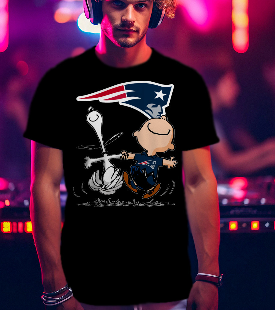 Snoopy And Charlie Brown Dancing With New England Patriots T-Shirt