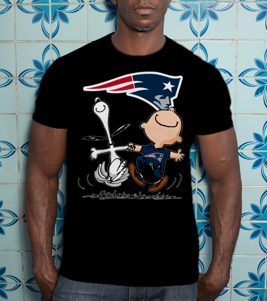 Snoopy And Charlie Brown Dancing With New England Patriots T-Shirt