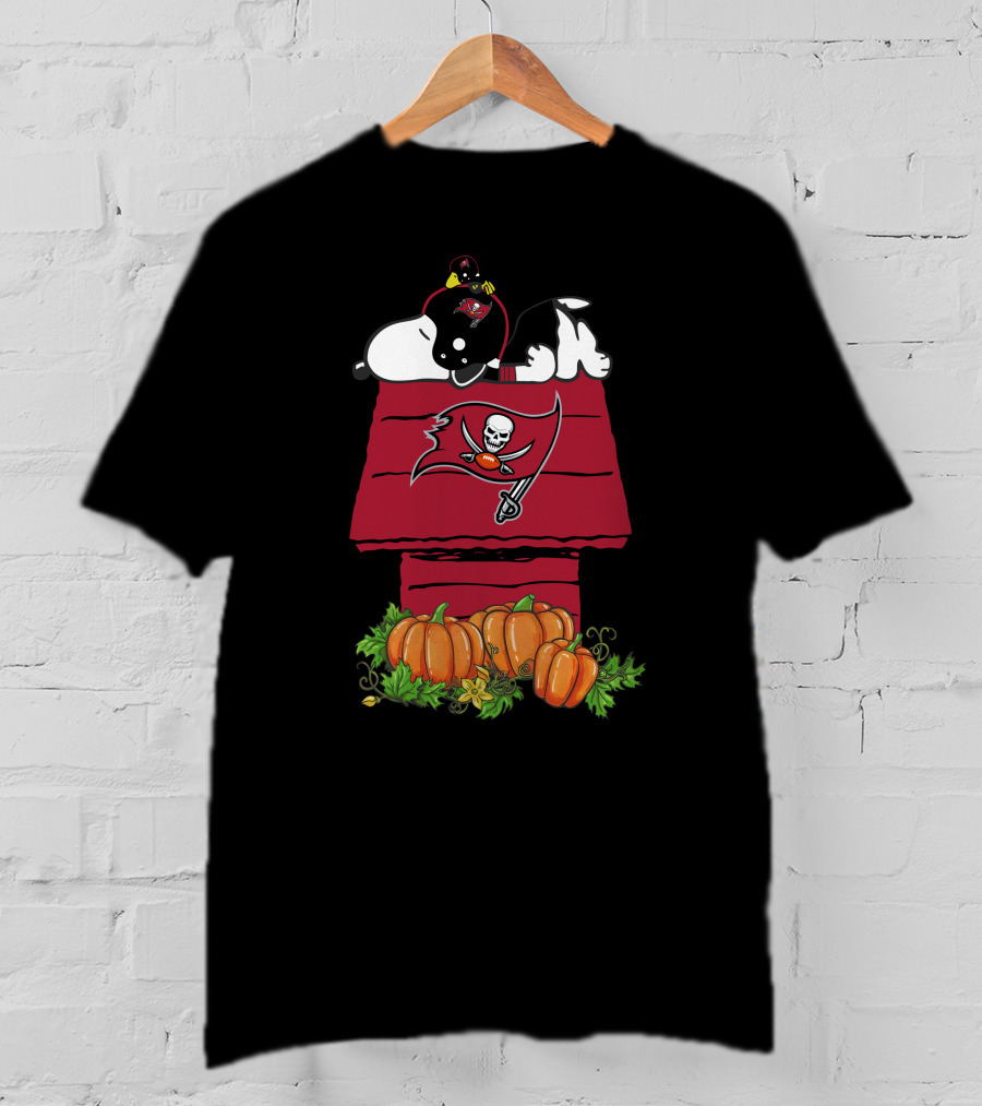 Tampa Bay Buccaneers Snoopy Pumpkin House Skull Flag T-Shirt