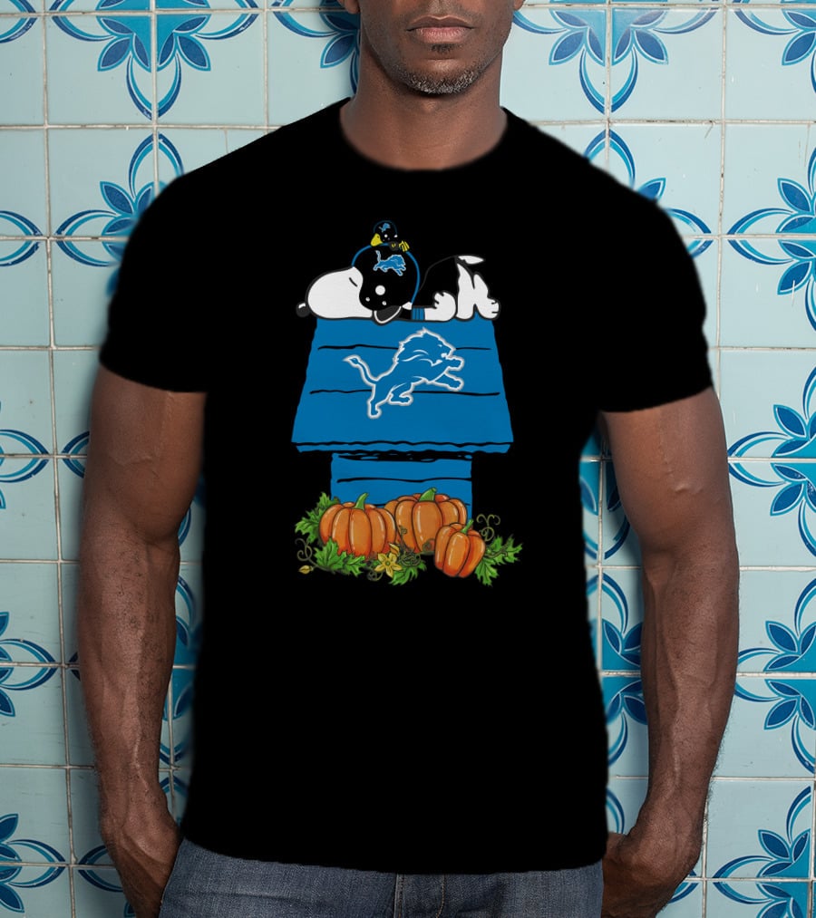 Detroit Lions Snoopy Pumpkin Halloween Peanuts Football Charlie Brown Doghouse T-Shirt
