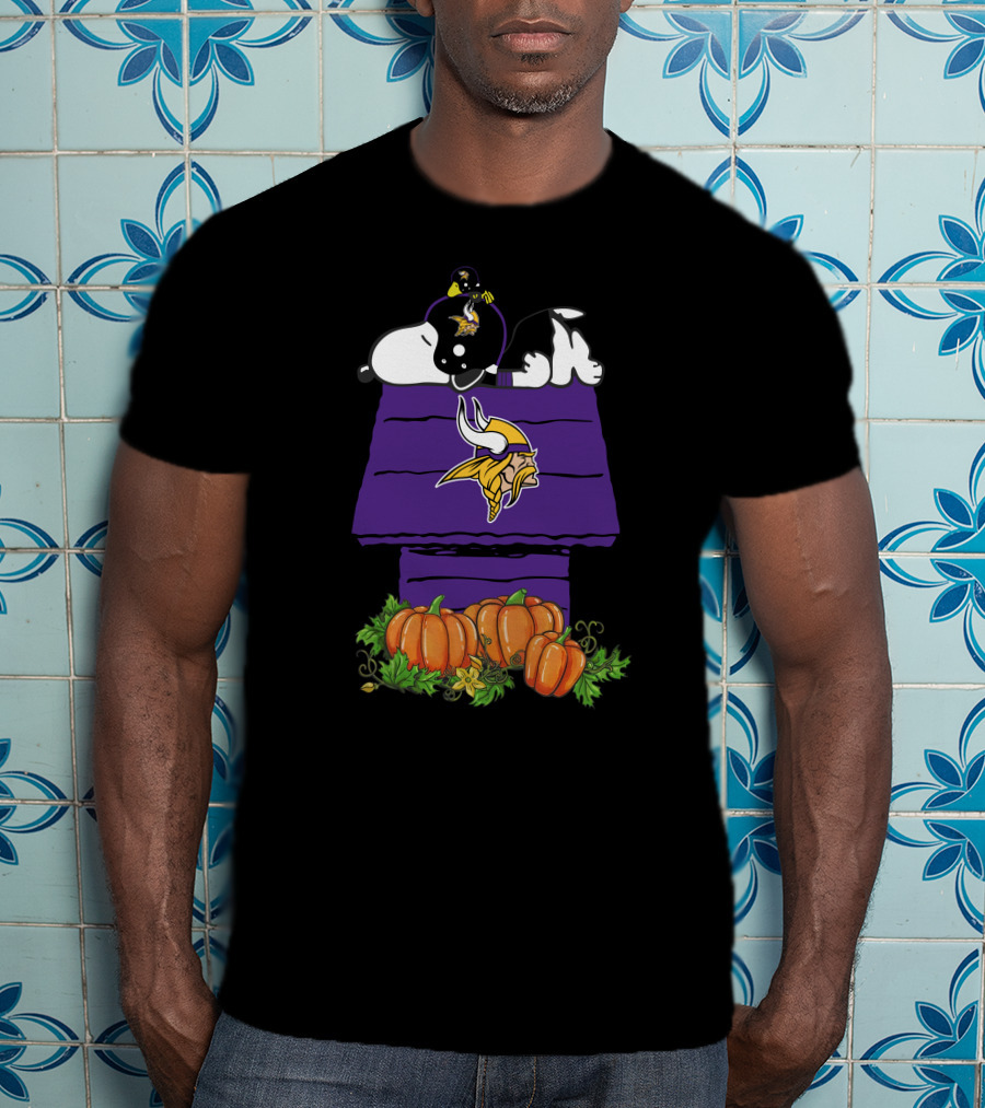 Minnesota Vikings Snoopy Doghouse Pumpkins T-Shirt