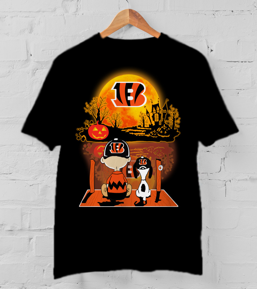 Cincinnati Bengals Snoopy And Charlie Brown Pumpkin Halloween Night Scene T-Shirt