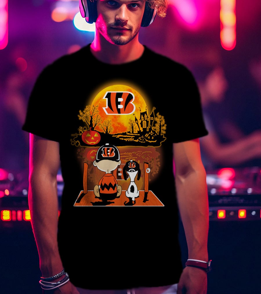 Cincinnati Bengals Snoopy And Charlie Brown Pumpkin Halloween Night Scene T-Shirt