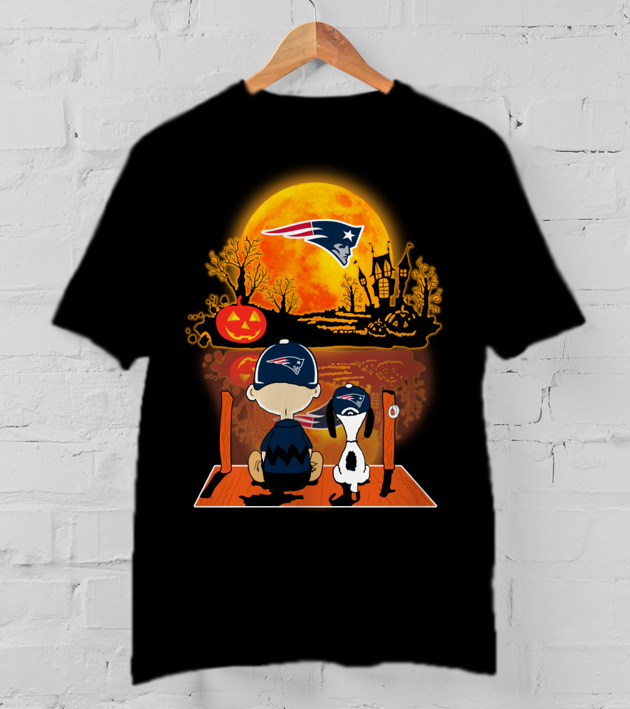 New England Patriots Snoopy And Charlie Brown Halloween Pumpkin Night Scene T-Shirt