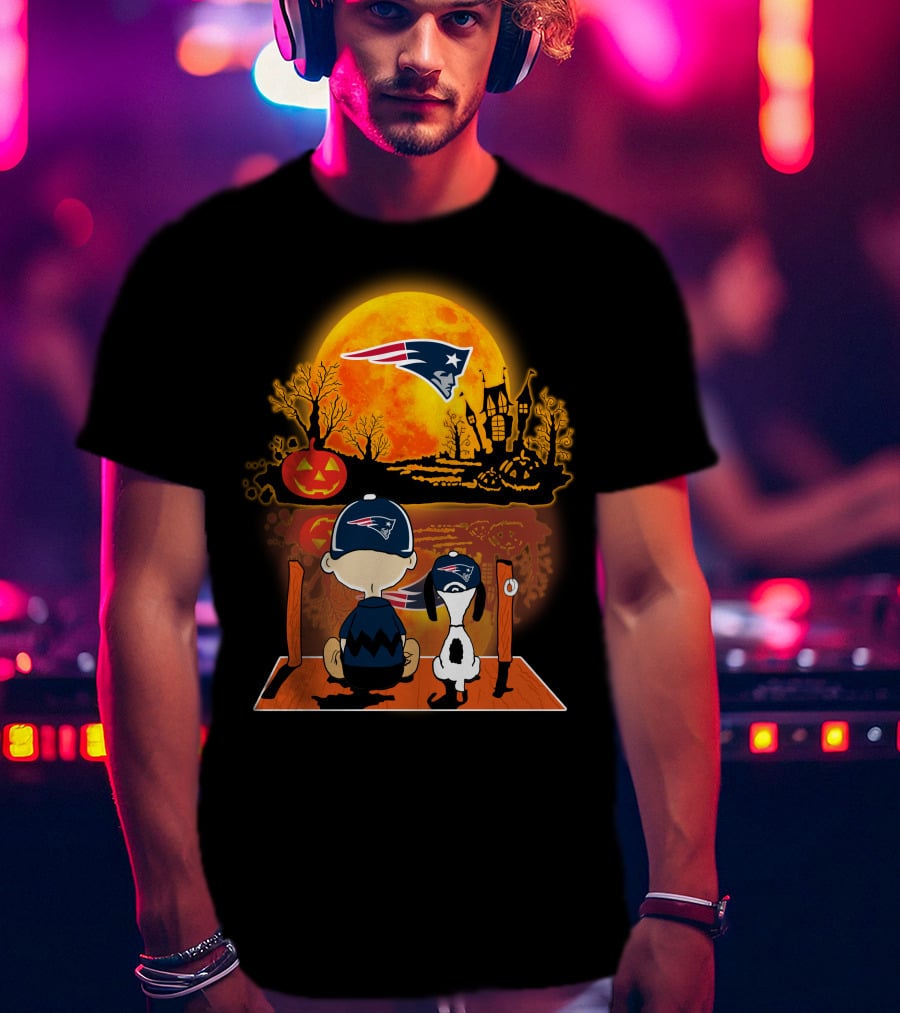 New England Patriots Snoopy And Charlie Brown Halloween Pumpkin Night Scene T-Shirt