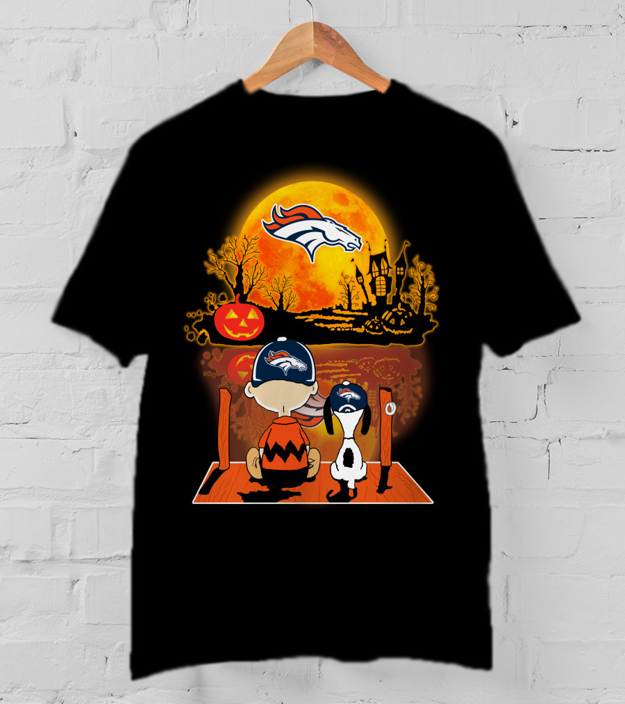Denver Broncos Snoopy And Charlie Brown Halloween Pumpkin Moon Scene T-Shirt