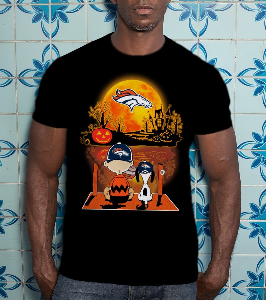 Denver Broncos Snoopy And Charlie Brown Halloween Pumpkin Moon Scene T-Shirt