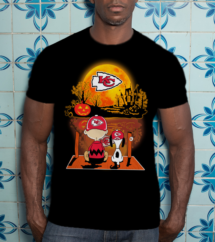 Kansas City Chiefs Snoopy And Charlie Brown Halloween Pumpkin Moon T-Shirt