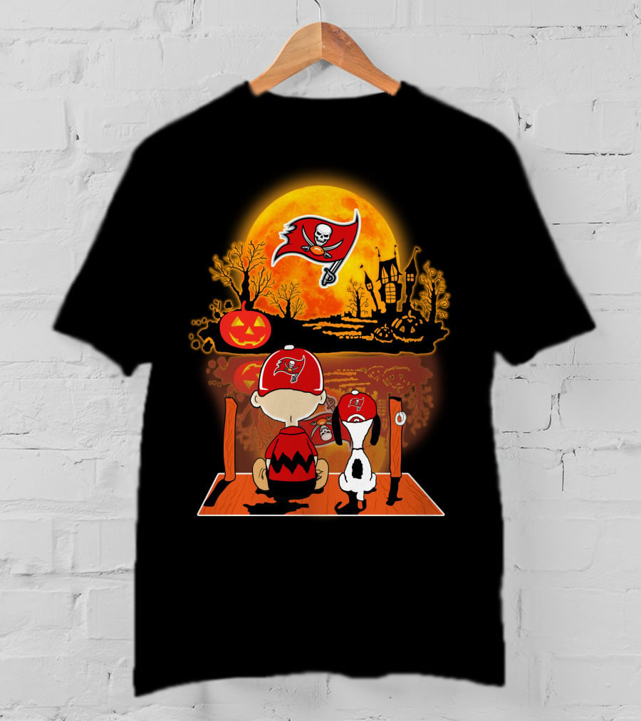 Tampa Bay Buccaneers Snoopy And Charlie Brown Halloween Pumpkin Full Moon Scene T-Shirt